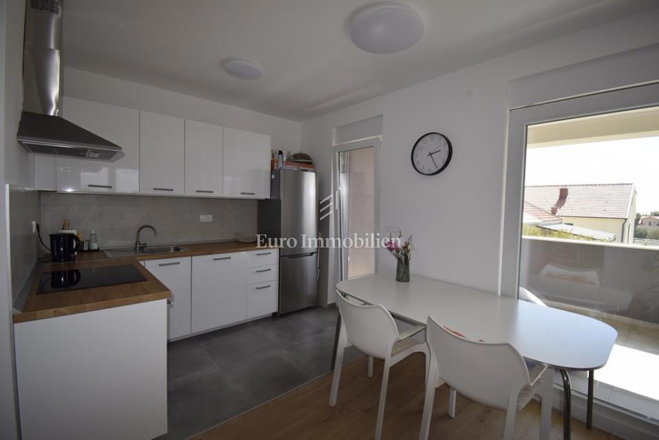 Brodarica – Stanovanje v 2. nadstropju z razgledom na morje