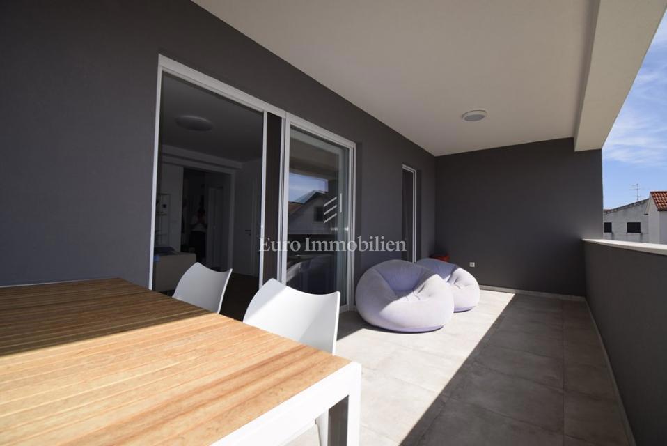 Brodarica – Stanovanje v 2. nadstropju z razgledom na morje