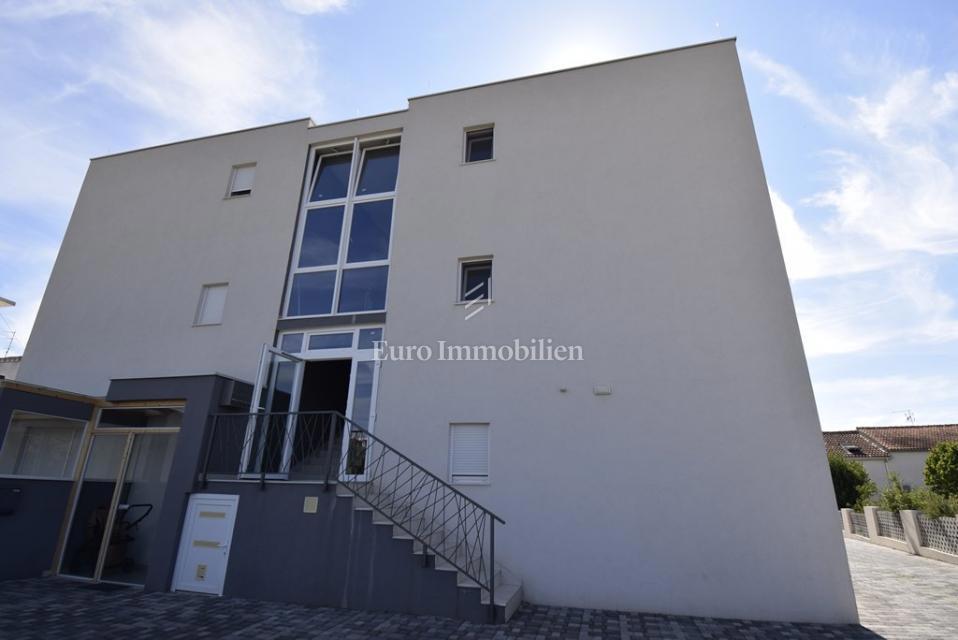 Brodarica – Stanovanje v 2. nadstropju z razgledom na morje