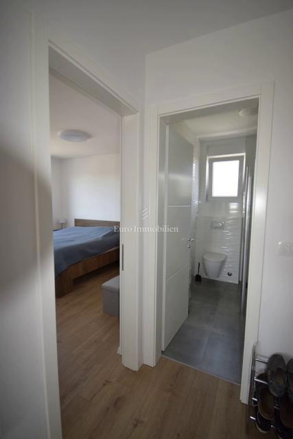 Brodarica – Stanovanje v 2. nadstropju z razgledom na morje