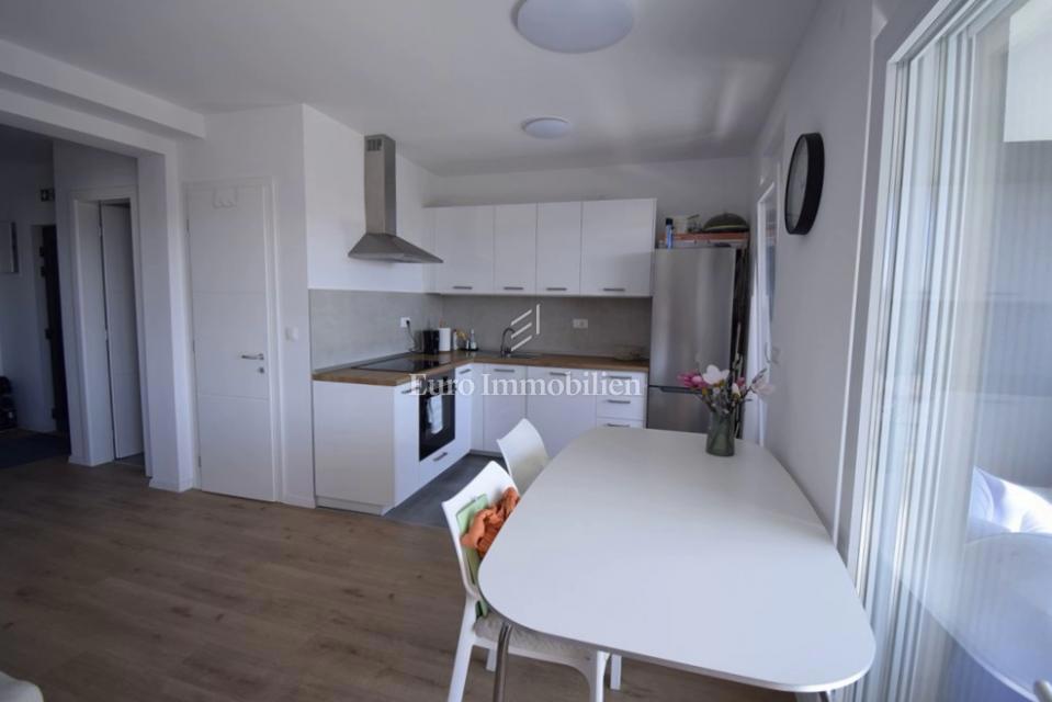 Brodarica – Stanovanje v 2. nadstropju z razgledom na morje