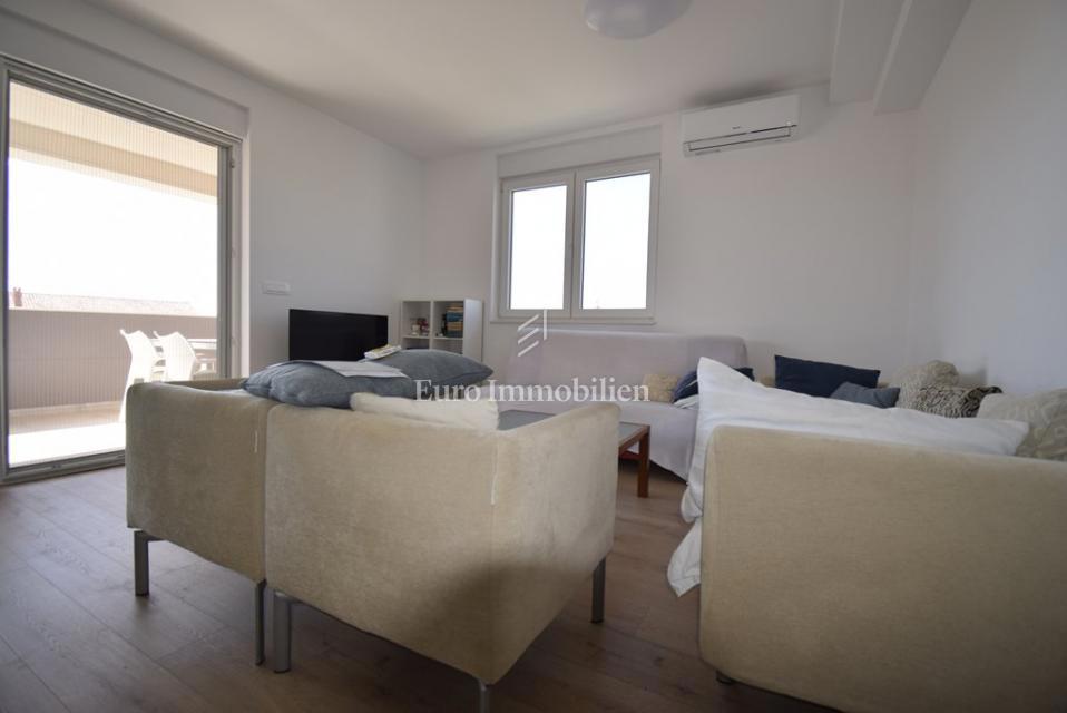 Brodarica – Stanovanje v 2. nadstropju z razgledom na morje