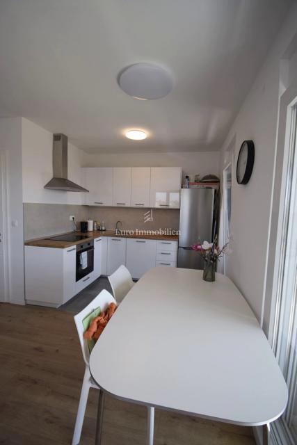 Brodarica – Stanovanje v 2. nadstropju z razgledom na morje