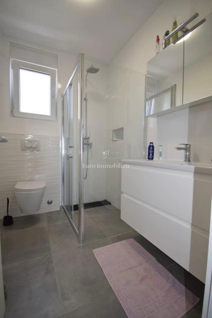 Brodarica – Stanovanje v 2. nadstropju z razgledom na morje