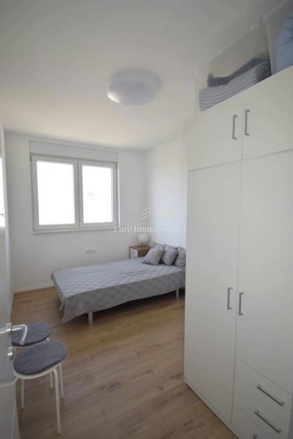 Brodarica – Stanovanje v 2. nadstropju z razgledom na morje