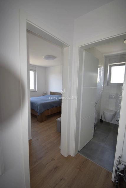 Brodarica – Stanovanje v 2. nadstropju z razgledom na morje