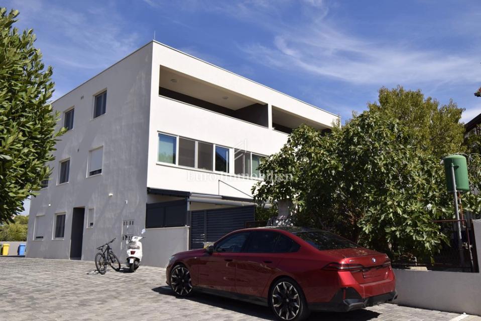 Brodarica – Stanovanje v 2. nadstropju z razgledom na morje