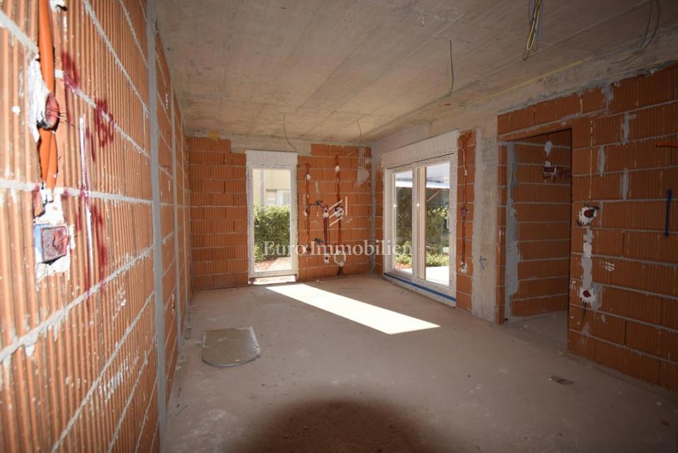 Vodice – Apartma A2 v pritličju blizu plaže