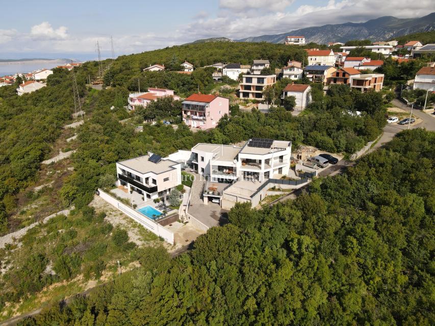 Crikvenica, Moderna hiša z bazenom, garažo in dvema stanovanjema