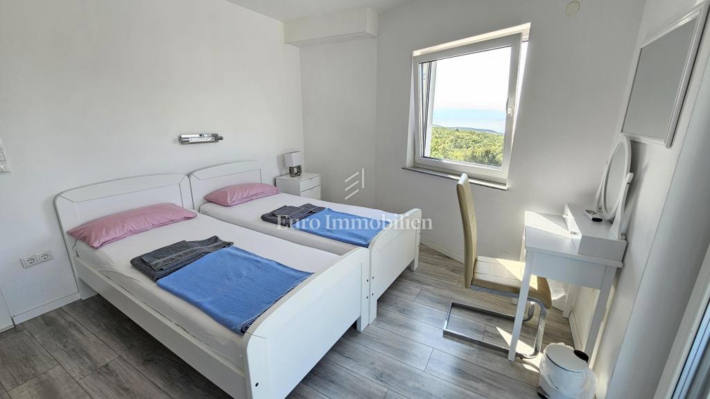 Crikvenica, Moderna hiša z bazenom, garažo in dvema stanovanjema