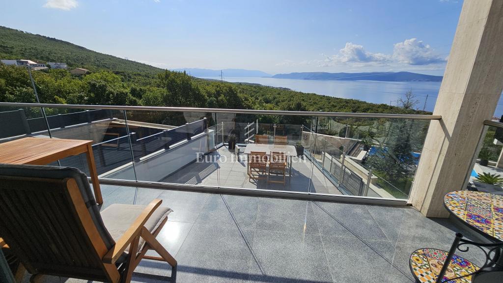 Crikvenica, Moderna hiša z bazenom, garažo in dvema stanovanjema