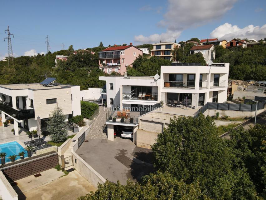 Crikvenica, Moderna hiša z bazenom, garažo in dvema stanovanjema