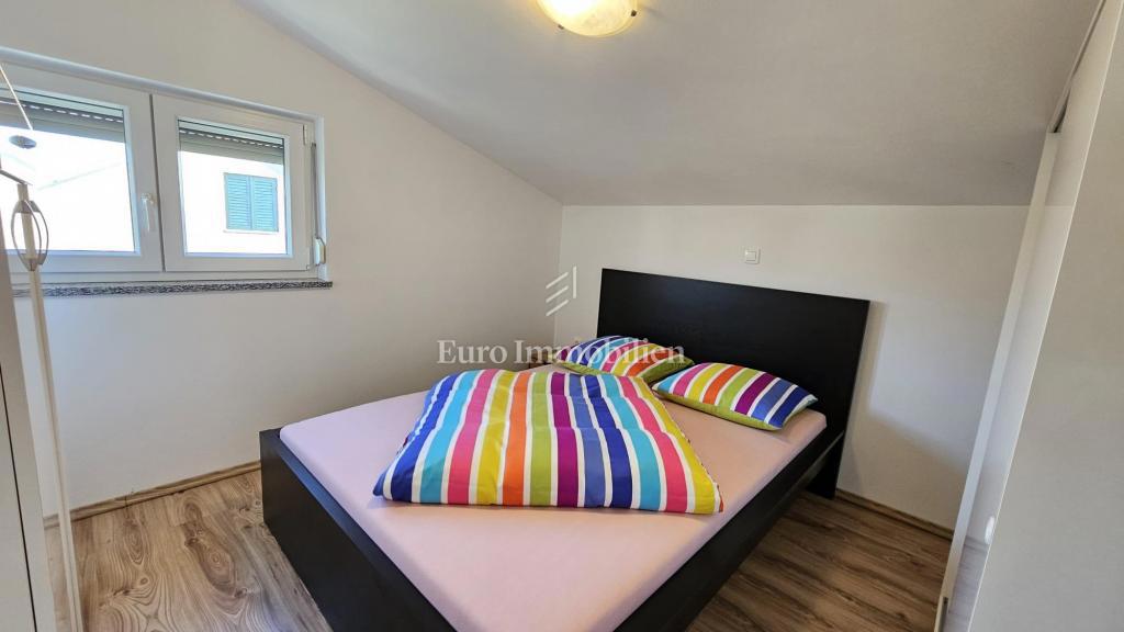 Trisobno stanovanje z razgledom na morje, 200 m od plaže – Jadranovo