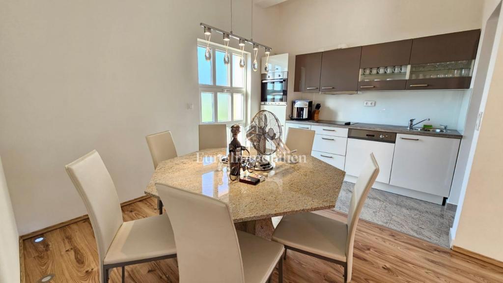 Trisobno stanovanje z razgledom na morje, 200 m od plaže – Jadranovo