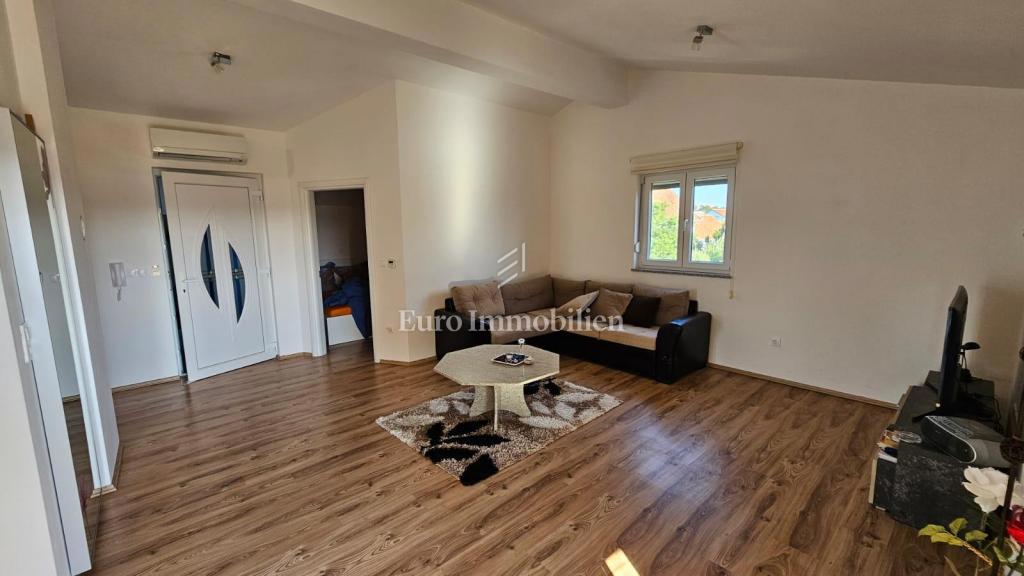 Trisobno stanovanje z razgledom na morje, 200 m od plaže – Jadranovo