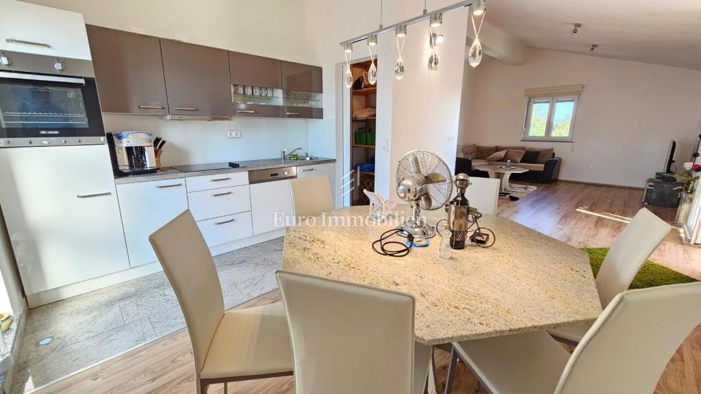 Trisobno stanovanje z razgledom na morje, 200 m od plaže – Jadranovo