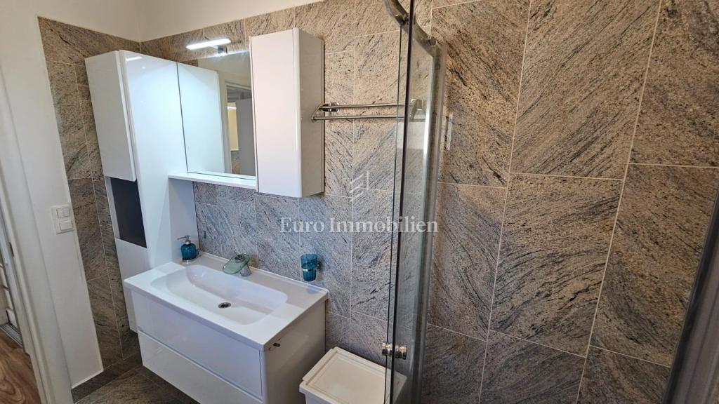 Trisobno stanovanje z razgledom na morje, 200 m od plaže – Jadranovo