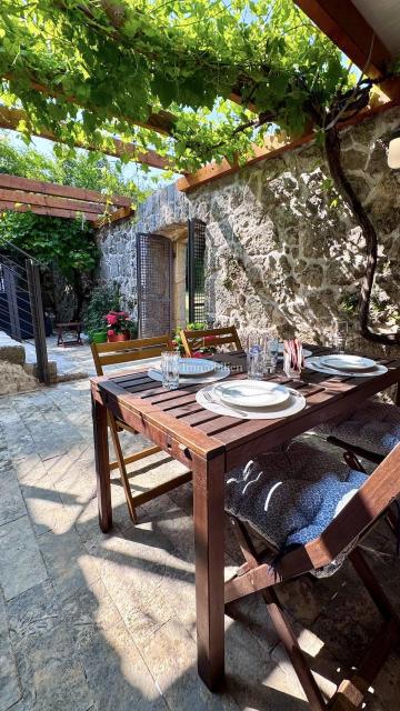 Grižane, Kamnita Hiša