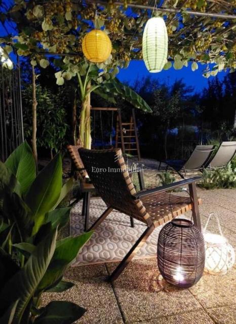 Mesto Krk, Garsonjera z Vrtom in Parkiriščem