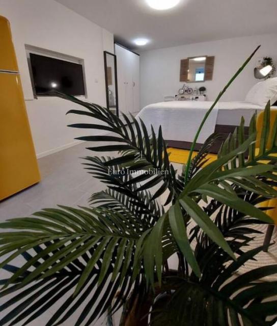 Mesto Krk, Garsonjera z Vrtom in Parkiriščem