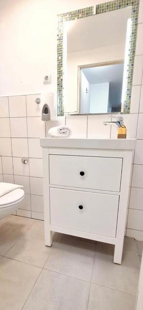 Mesto Krk, Garsonjera z Vrtom in Parkiriščem