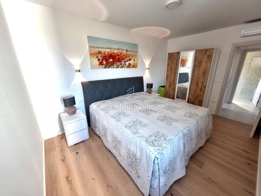 Dvosobno stanovanje z razgledom na morje blizu plaže