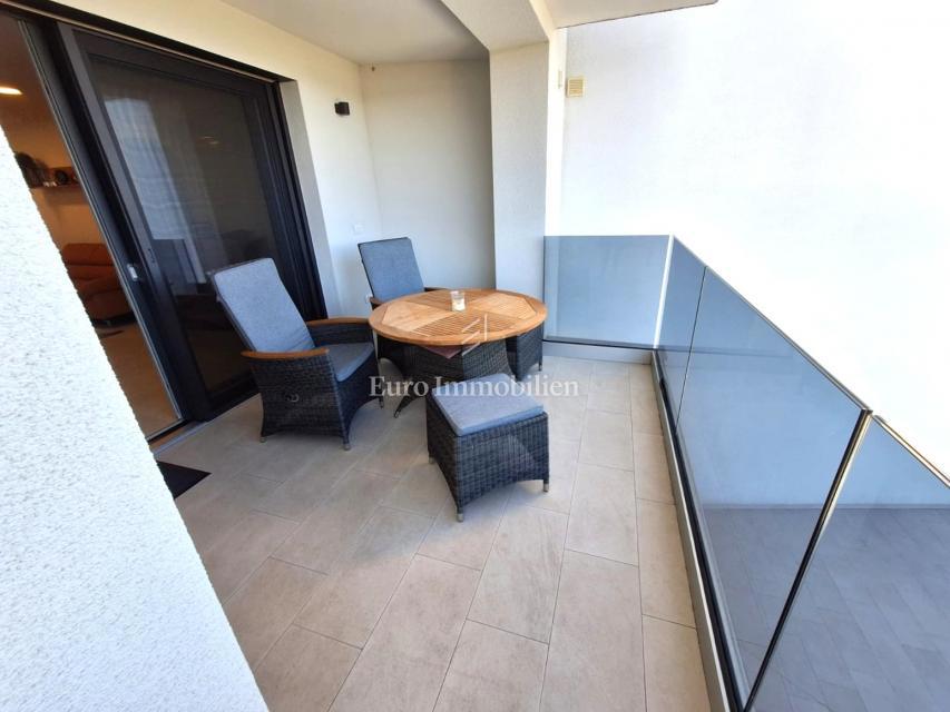 Dvosobno stanovanje z razgledom na morje blizu plaže