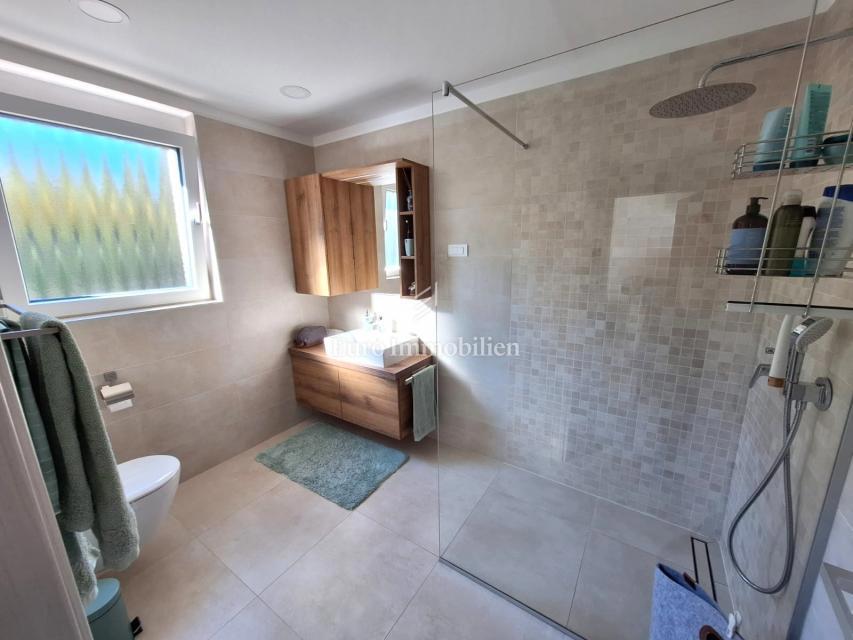 Dvosobno stanovanje z razgledom na morje blizu plaže