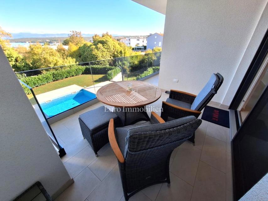 Dvosobno stanovanje z razgledom na morje blizu plaže