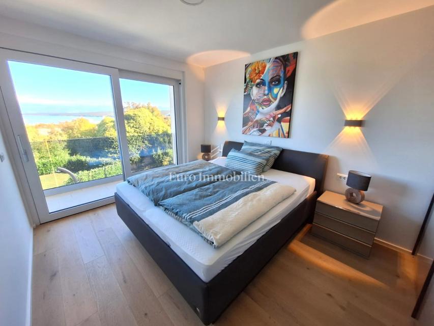 Dvosobno stanovanje z razgledom na morje blizu plaže