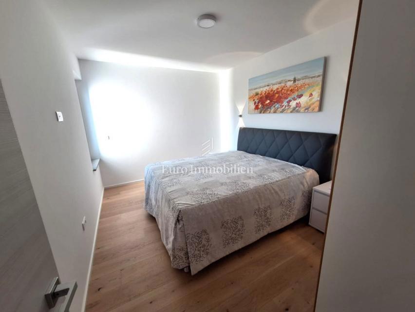 Dvosobno stanovanje z razgledom na morje blizu plaže