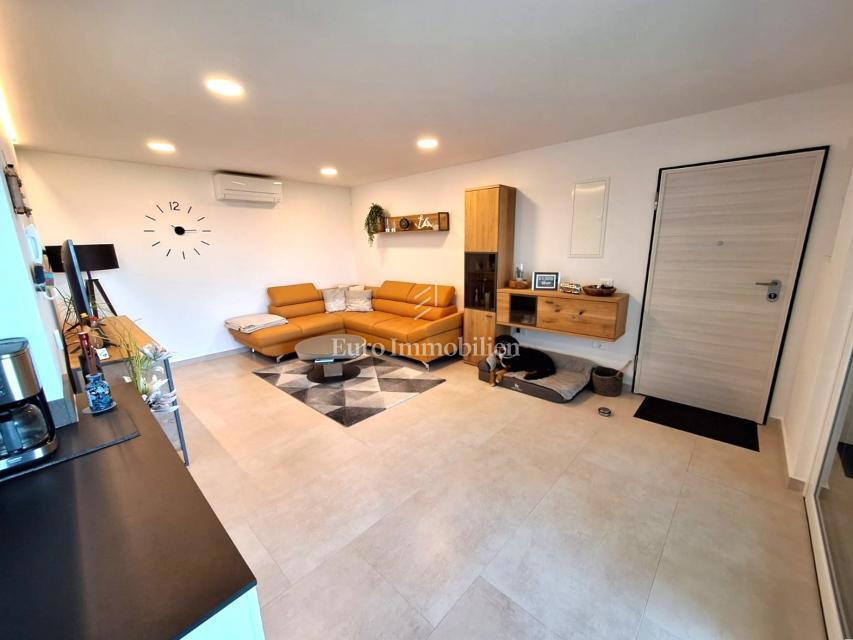 Dvosobno stanovanje z razgledom na morje blizu plaže