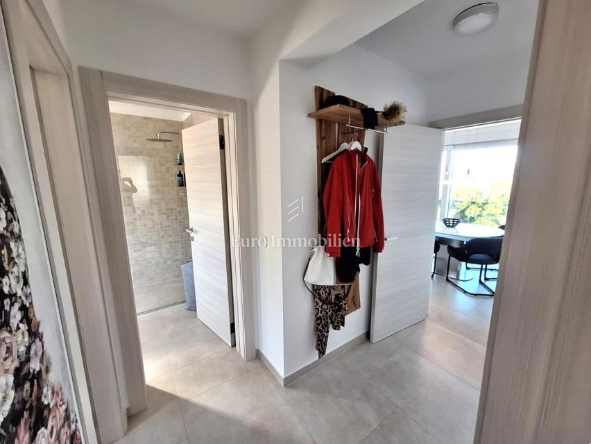 Dvosobno stanovanje z razgledom na morje blizu plaže