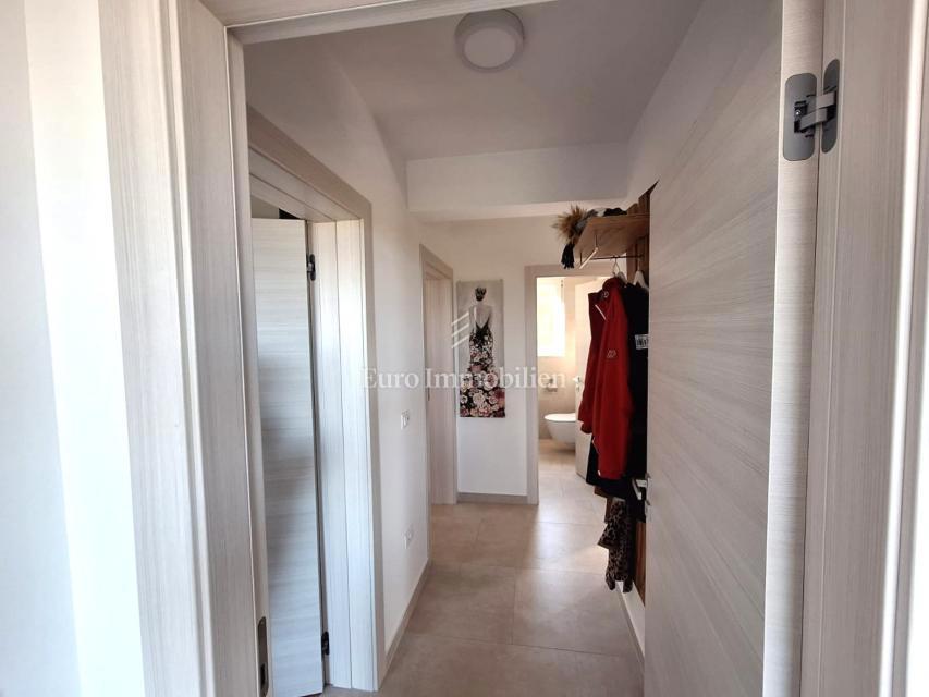 Dvosobno stanovanje z razgledom na morje blizu plaže