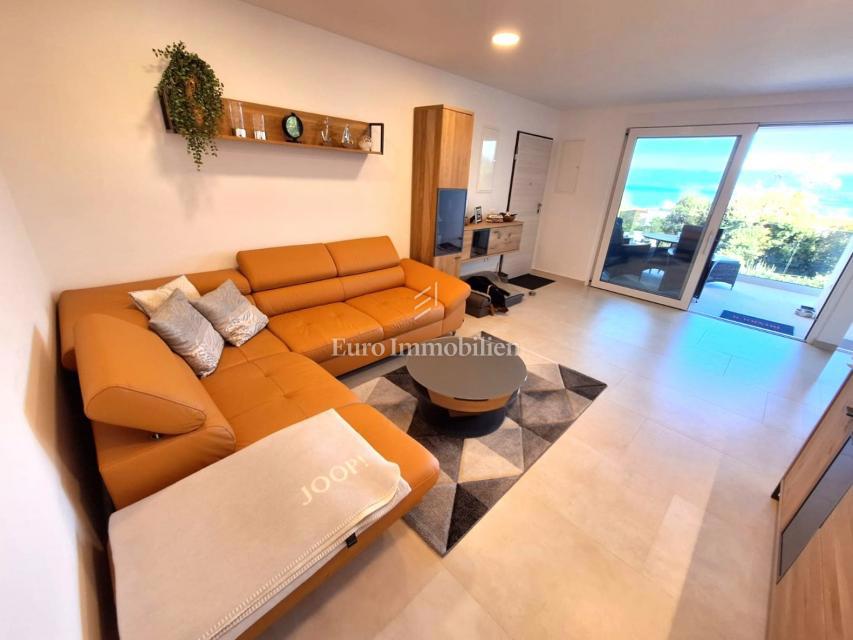 Dvosobno stanovanje z razgledom na morje blizu plaže