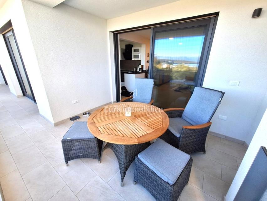 Dvosobno stanovanje z razgledom na morje blizu plaže