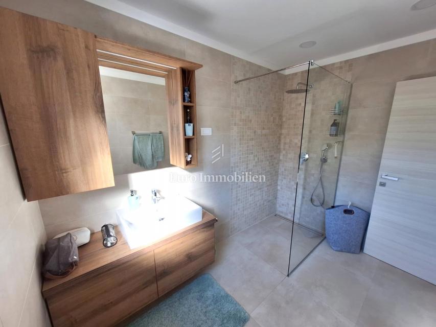 Dvosobno stanovanje z razgledom na morje blizu plaže