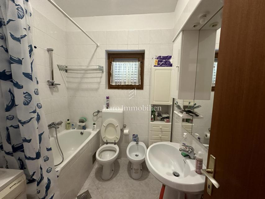 Crikvenica, Stanovanje blizu morja in centra z razgledom na morje