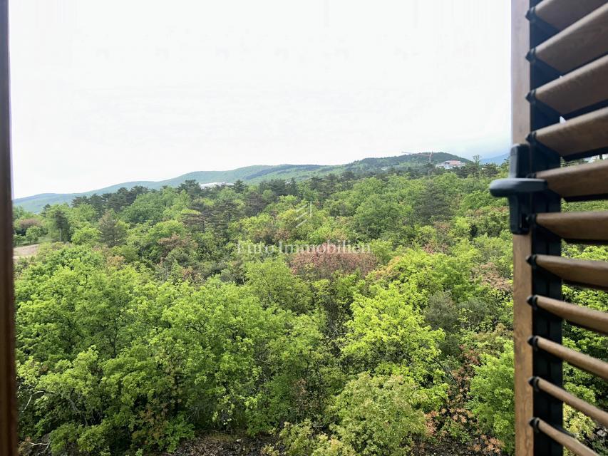 Crikvenica, Stanovanje blizu morja in centra z razgledom na morje