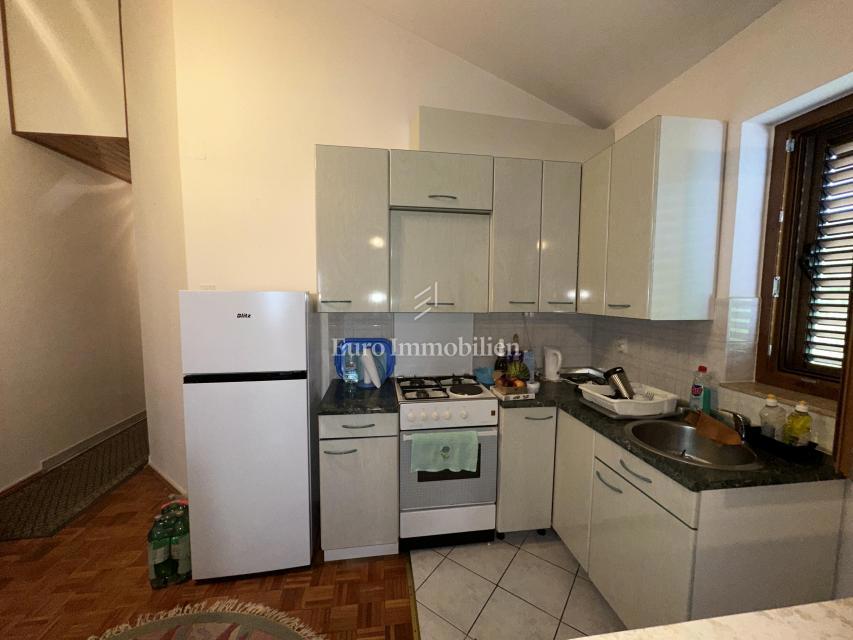 Crikvenica, Stanovanje blizu morja in centra z razgledom na morje