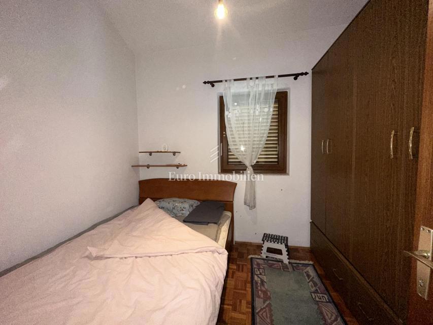 Crikvenica, Stanovanje blizu morja in centra z razgledom na morje