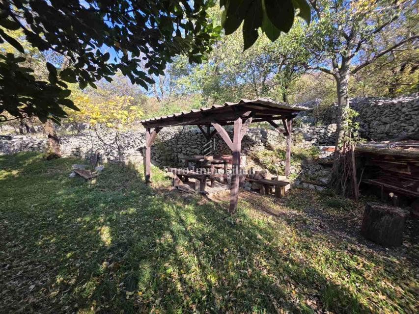 Zaledje Novega Vinodolskega, Dve hiši z veliko parcelo