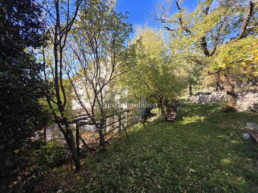 Zaledje Novega Vinodolskega, Dve hiši z veliko parcelo