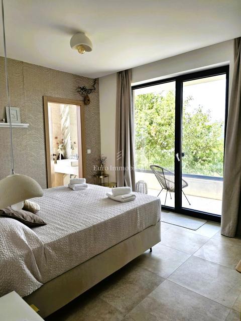 Prostorna moderna vila z bazenom v mirnem okolju