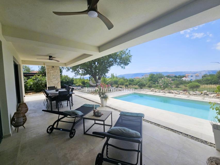 Prostorna moderna vila z bazenom v mirnem okolju