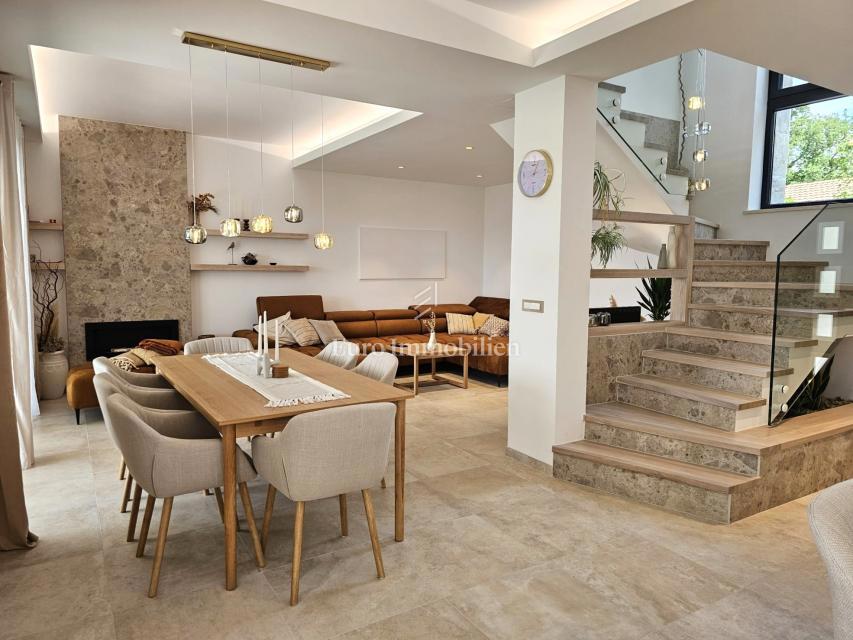 Prostorna moderna vila z bazenom v mirnem okolju