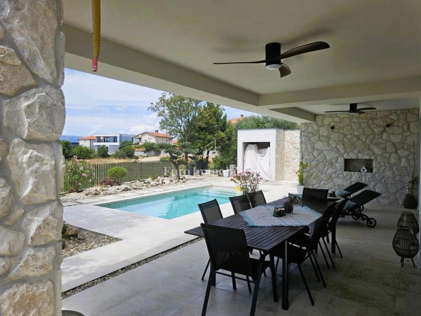 Prostorna moderna vila z bazenom v mirnem okolju