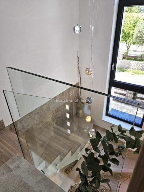 Prostorna moderna vila z bazenom v mirnem okolju