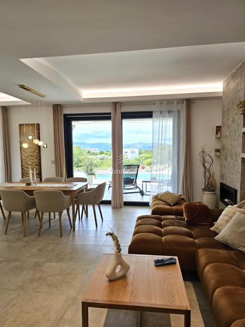 Prostorna moderna vila z bazenom v mirnem okolju