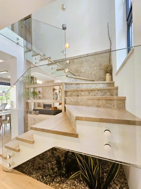 Prostorna moderna vila z bazenom v mirnem okolju